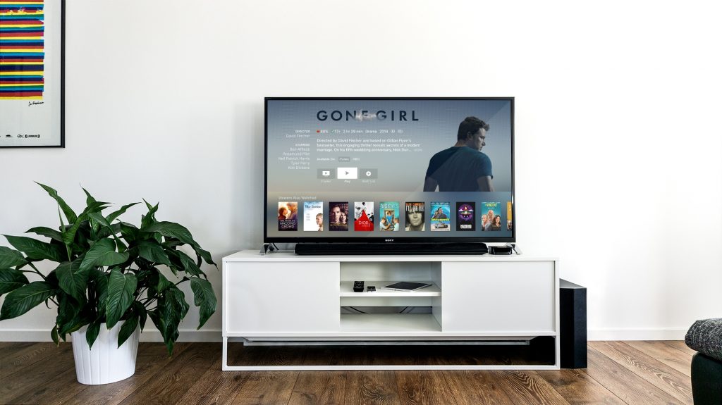 Ghid de shopping: 7 piese de mobilier TV la prețuri accesibile